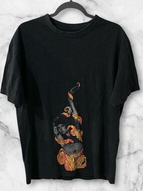 Cukui vintage black short sleeve t- shirt woman enveloped in an octopus Large